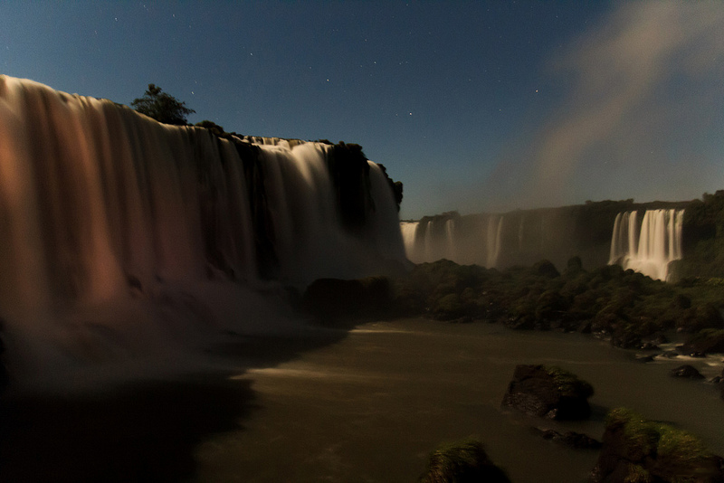 Ночная радуга. Водопады Игуасу. Фото