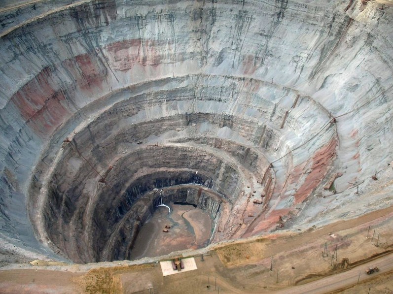 Самый большой алмазный карьер в России. Фото / The Mir mine in Yakutia. Photo