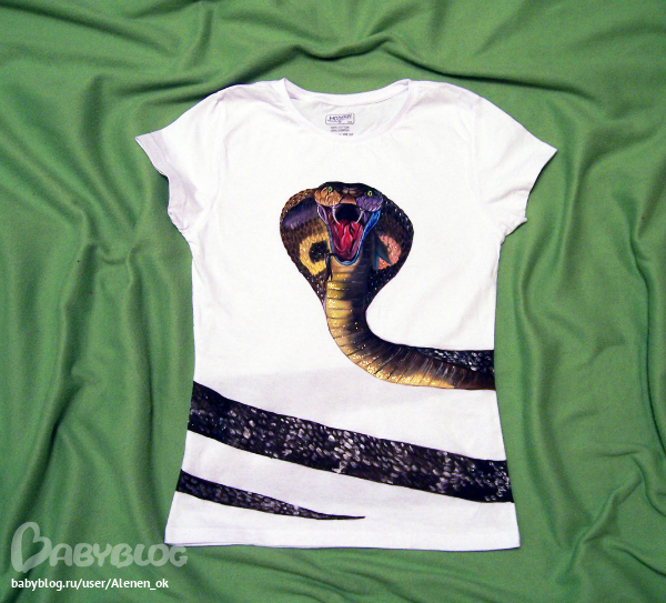 Женская футболка с рисунком змеи. Фото