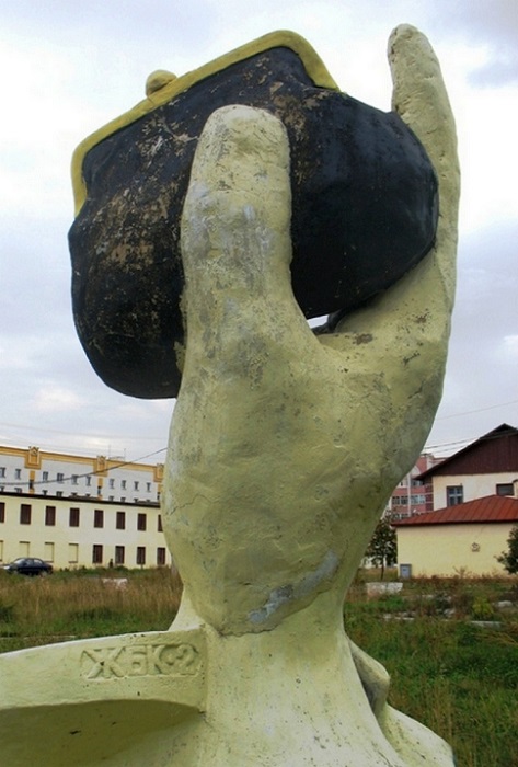 Скульптура в Казани - рука с кошельком. Фото