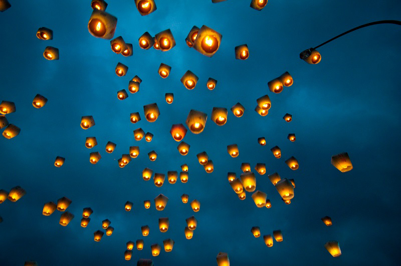 Летящие китайские фонари в небе. Фото