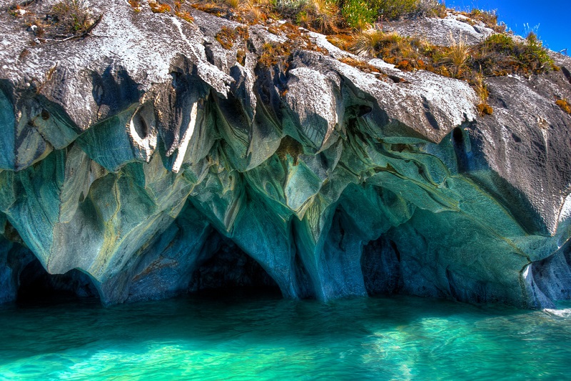 Голубоватые оттенки мраморных пещер в Чили. Фото