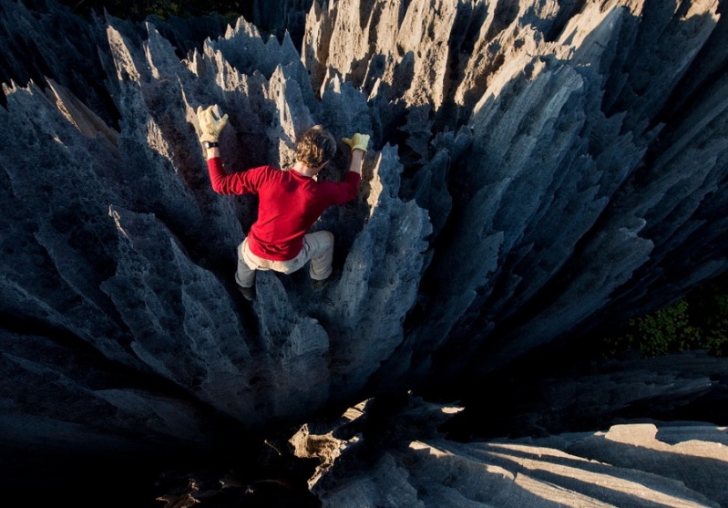 Альпинист на скале каменного леса. Мадагаскар. Фото