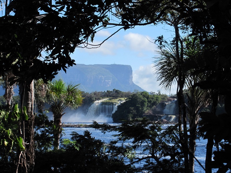  Дорожка между водопадом и скалой в парке Канайма. Фото  Национальный парк Канайма в Венесуэле. Лагуна. Фото