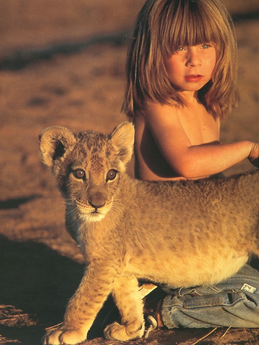 Типпи Дегре и львенок. Девочка-Маугли в Африке. Фото
