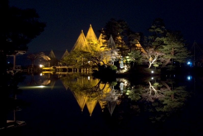Японский парк Кераку-эн. Ночной вид. Фото