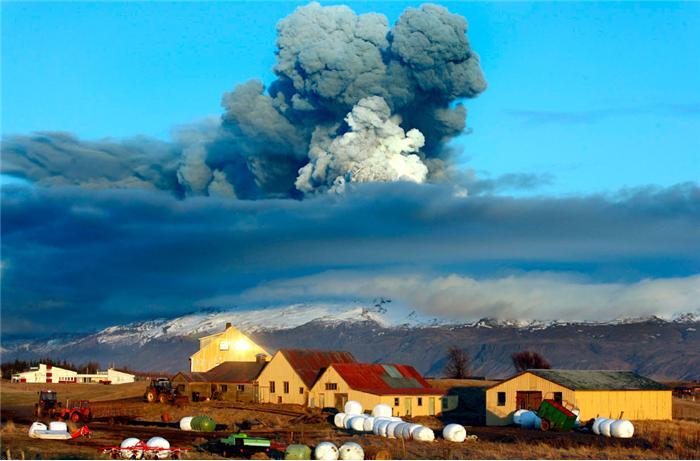 Дым и пепел вулкана Эйяфьятлайокудль. Фото