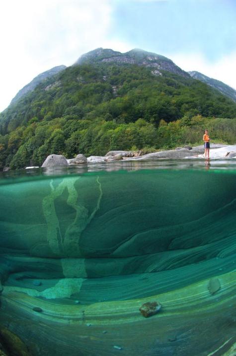 Река Верзаска в Швейцарии - самая прозрачная в мире. Дайвинг. Фото