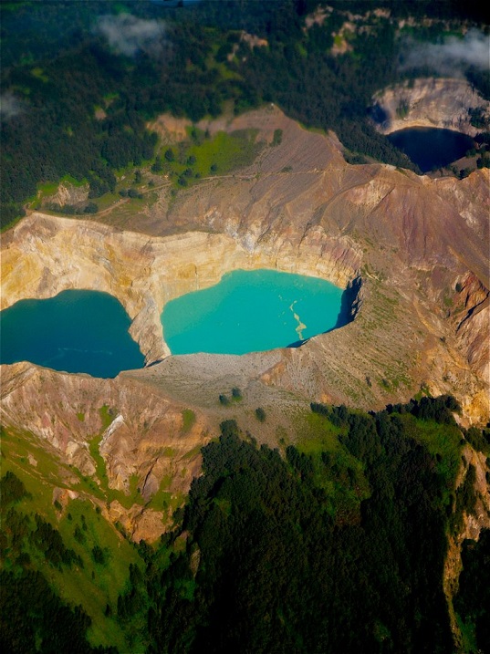 Вид с высоты на цветные озера в Индонезии. Фото