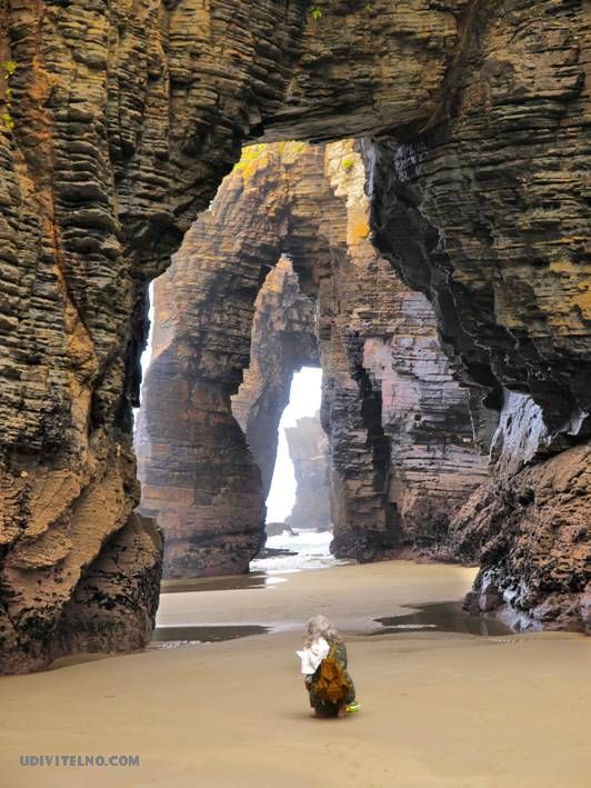 Необычный пляж с арками в Испании. Фото