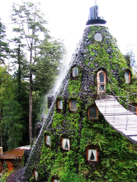 Необычный отель-водопад в заповеднике Уило-Уило, Чили. Фото