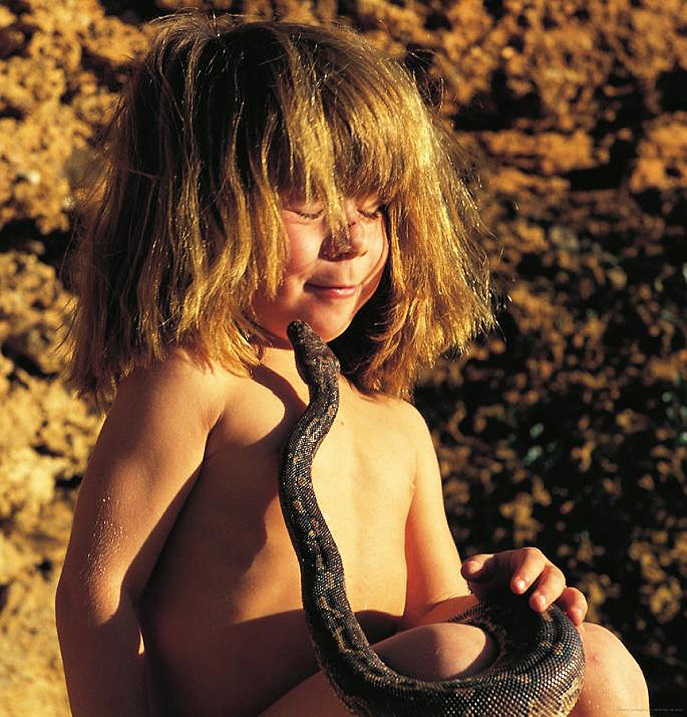 Типпи Дегре и змея. Девочка-Маугли в Африке. Фото