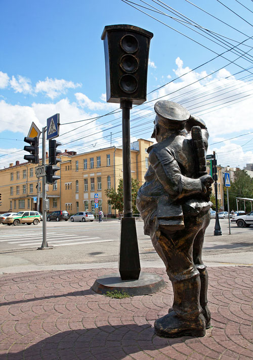 Памятник первому светофору в Новосибирске. Фото