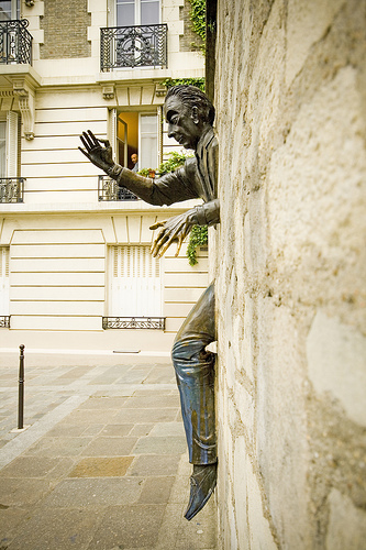 Памятник человеку, проходящему сквозь стены. Фото