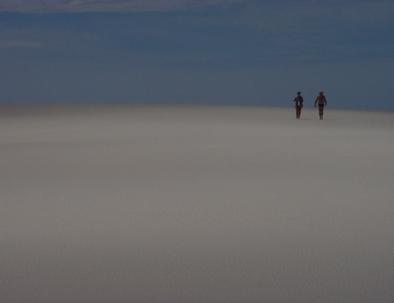 Люди в пустыне. Фото