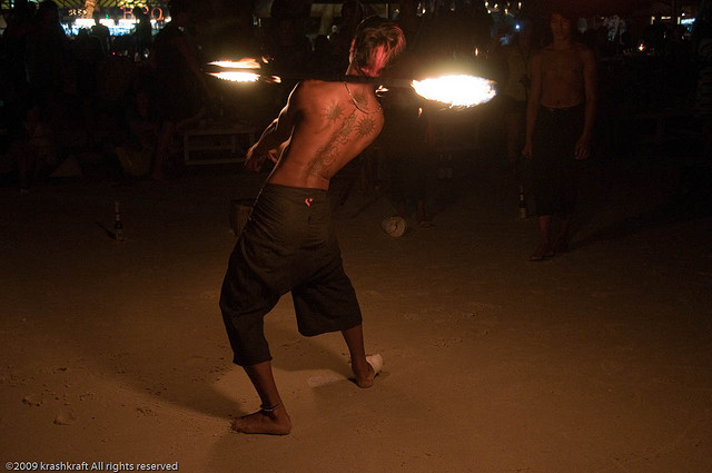 Огненное шоу в Таиланде. Фото