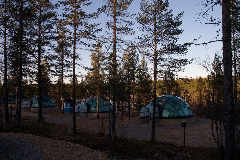 Стеклянные домики в деревне Какслауттанен. Финляндия. Фото