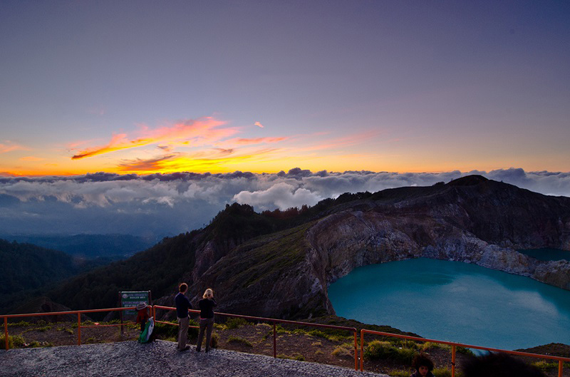 Разноцветные озера. Вулкан Келимуту. Индонезия