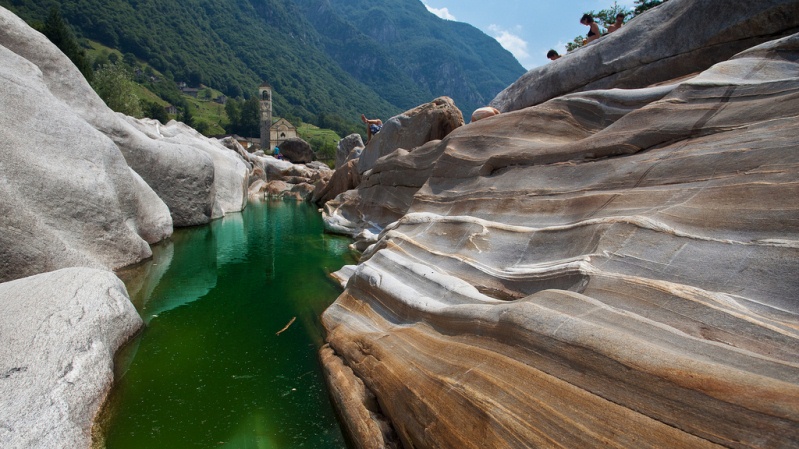 Река Верзаска в Швейцарии - самая прозрачная в мире. Фото
