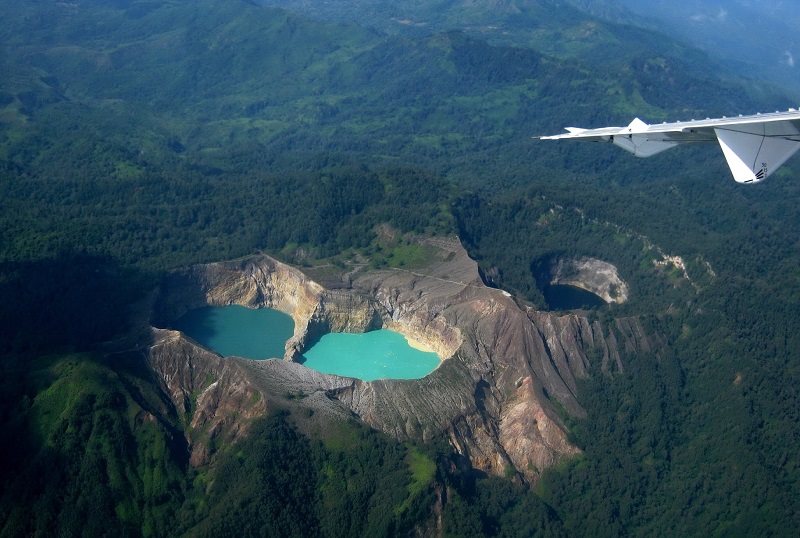 Вид с самолета на разноцветные озера в кратере Келимуту. Индонезия