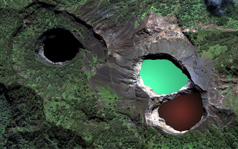 Озера, меняющие цвет в кратере Келимуту. Вид с высоты