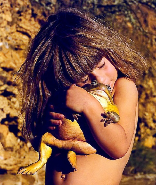 Типпи Дегре и лягушка. Девочка-Маугли в Африке. Фото