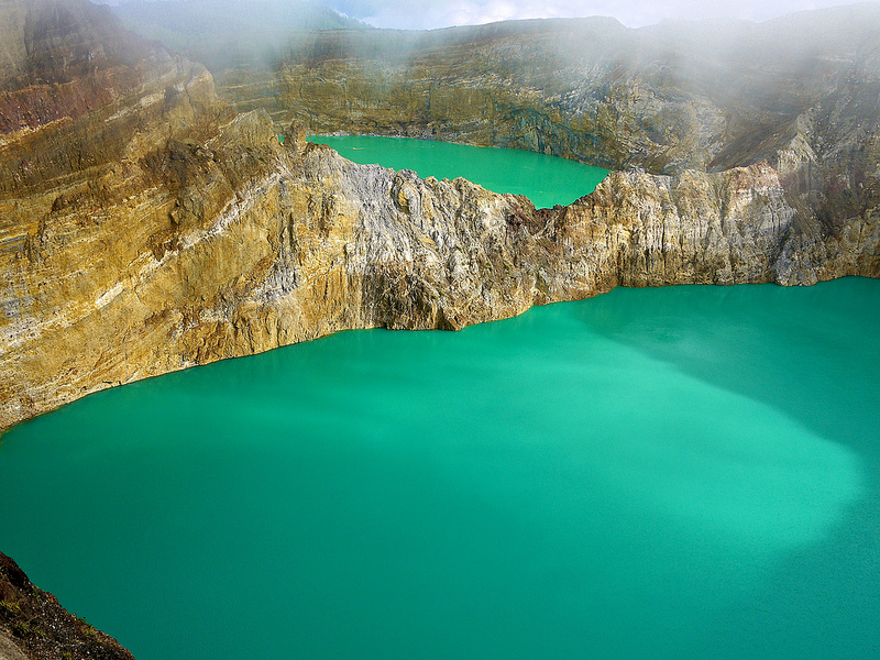 Потрясающие разноцветные озера в Индонезии. Фото