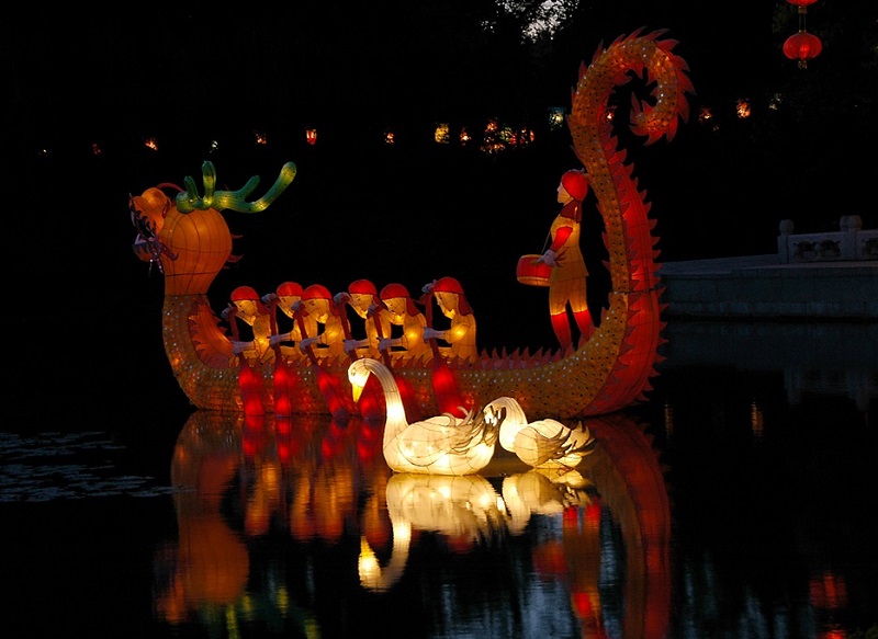 Красивые фонари на воде во время праздника в Китае. Фото