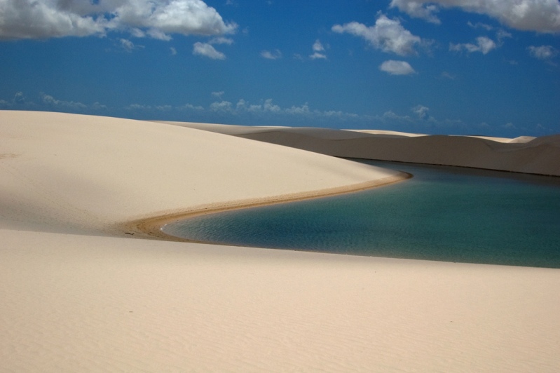 Озера среди песков в национальном парке Ленсойс Мараньенсес. Фото