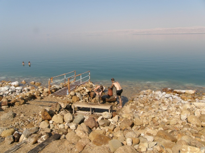 Натирание грязями в Мертвом море. Израиль. Фото