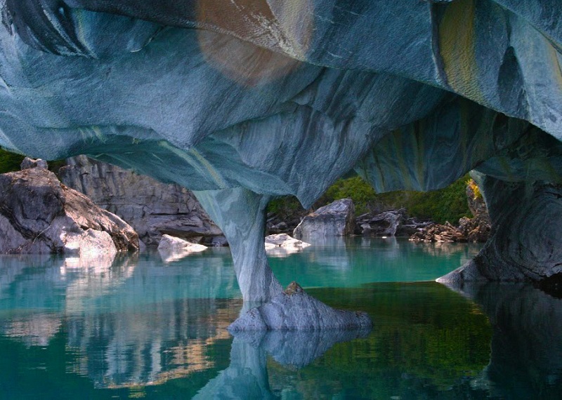 Красивые известняковые образования под названием Мраморные пещеры. Фото