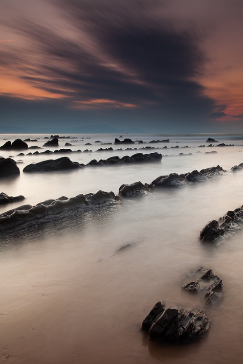 Необычные геологические образования на побережье Бискайского залива. Испания. Фото