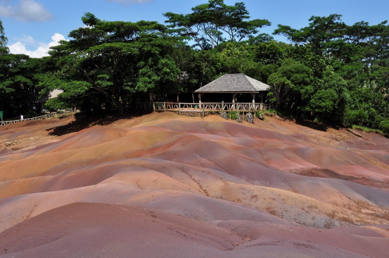 Цветная почва в селе Шамарель (Маврикий). Фото