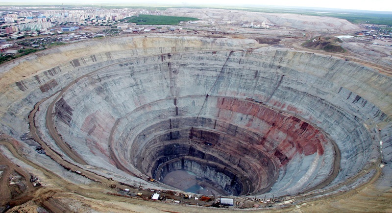 Кимберлитовая трубка Мир (Якутия). Фото / The Mir mine in Yakutia. Photo