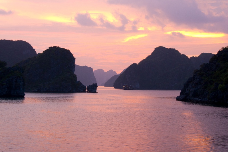 Красивое фото бухты Халонг. Вьетнам. Фото