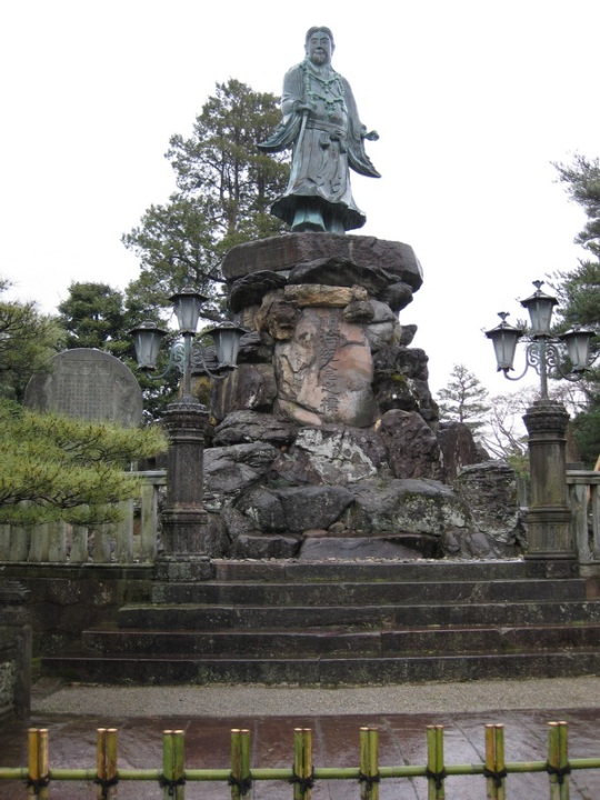 Японский парк Кераку-эн. Скульптура. Фото