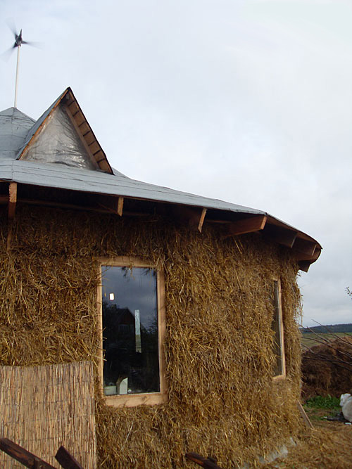 Строительство экодома из соломы в Беларучах. Фото