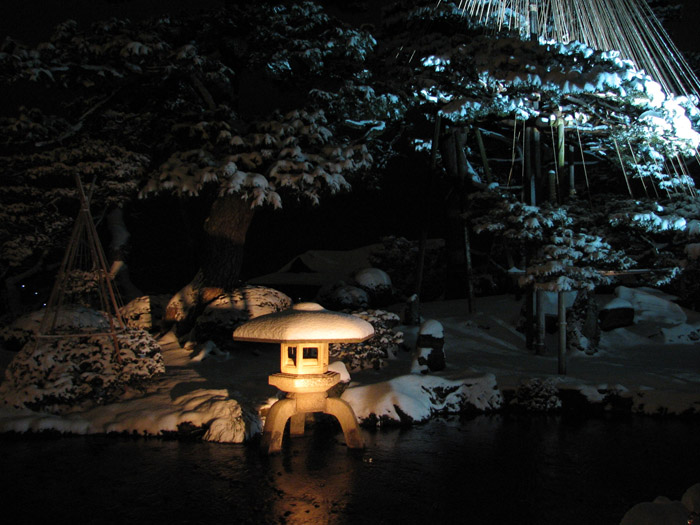 Японский парк Кераку-эн зимой. Ночной вид. Фото