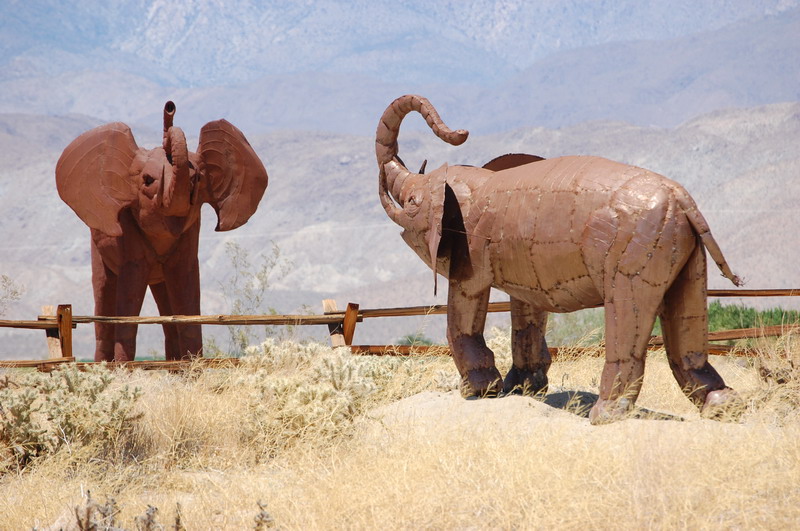 Металлические скульптуры слонов в пустыне Анза Боррего. Фото