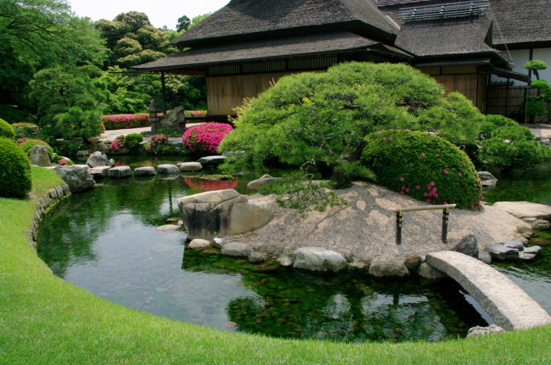 Японский парк Кераку-эн летом. Чайный домик и пруд. Фото