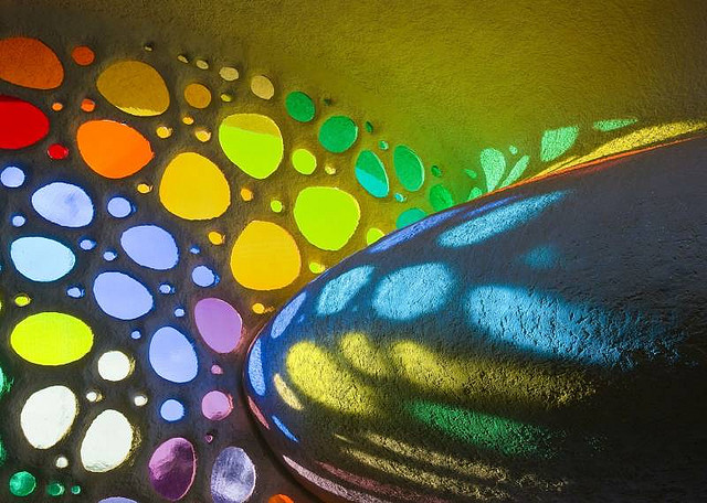 Разноцветные витражи внутри дома-раковины. Фото