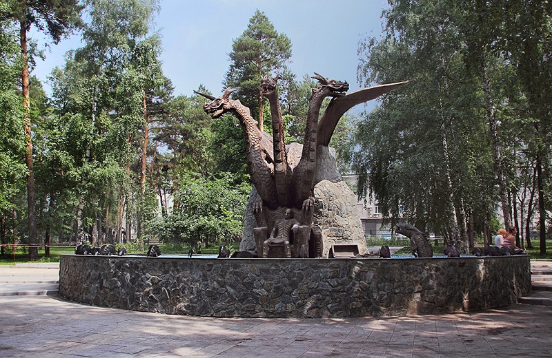 Памятник Змею Горынычу и Кощею Бессмертному в Новосибирске. Фото