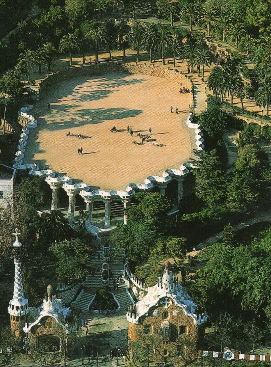 Творение Антонио Гауди - Парк Гуэля в Барселоне (Испания). Фото