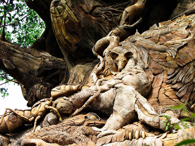 Скульптуры животных Дерева Жизни в Диснейленде. Фото