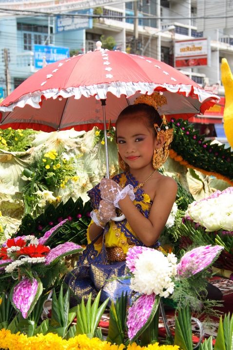Юная тайская красавица на костюмированном параде. Фото