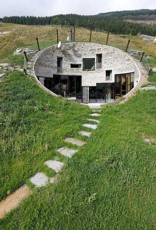 Подземный дом в склоне холма в Швейцарии. Фото
