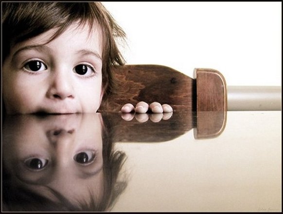 Отражение ребенка. Фото