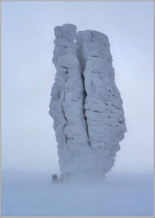 Столбы выветривания на плато Маньпупунер зимой. Фото