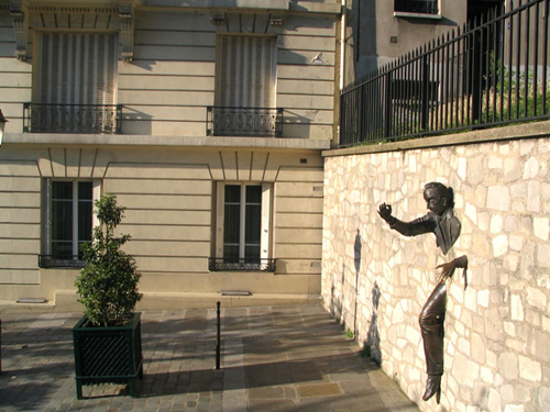 Памятник человеку, проходящему сквозь стены. Фото