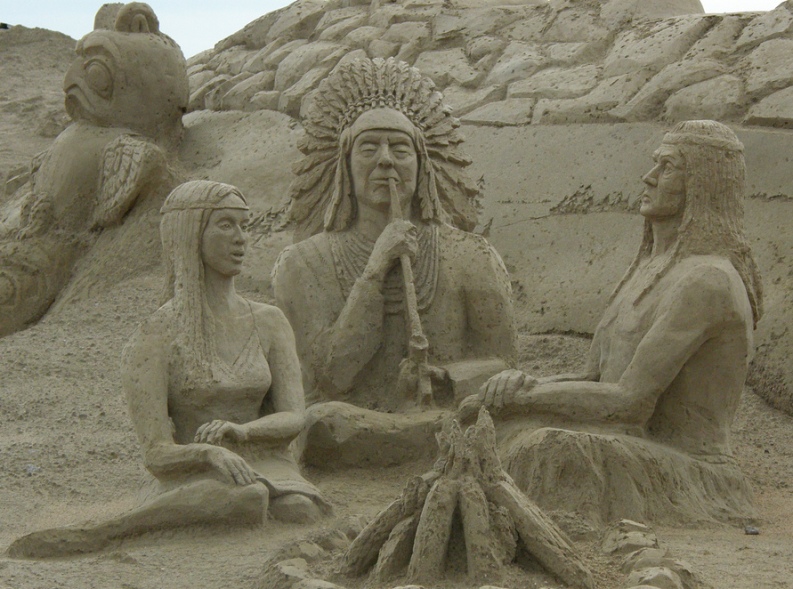 Индейцы, трубка мира. скульптура из песка, Лаппеенранта, Финляндия. фото